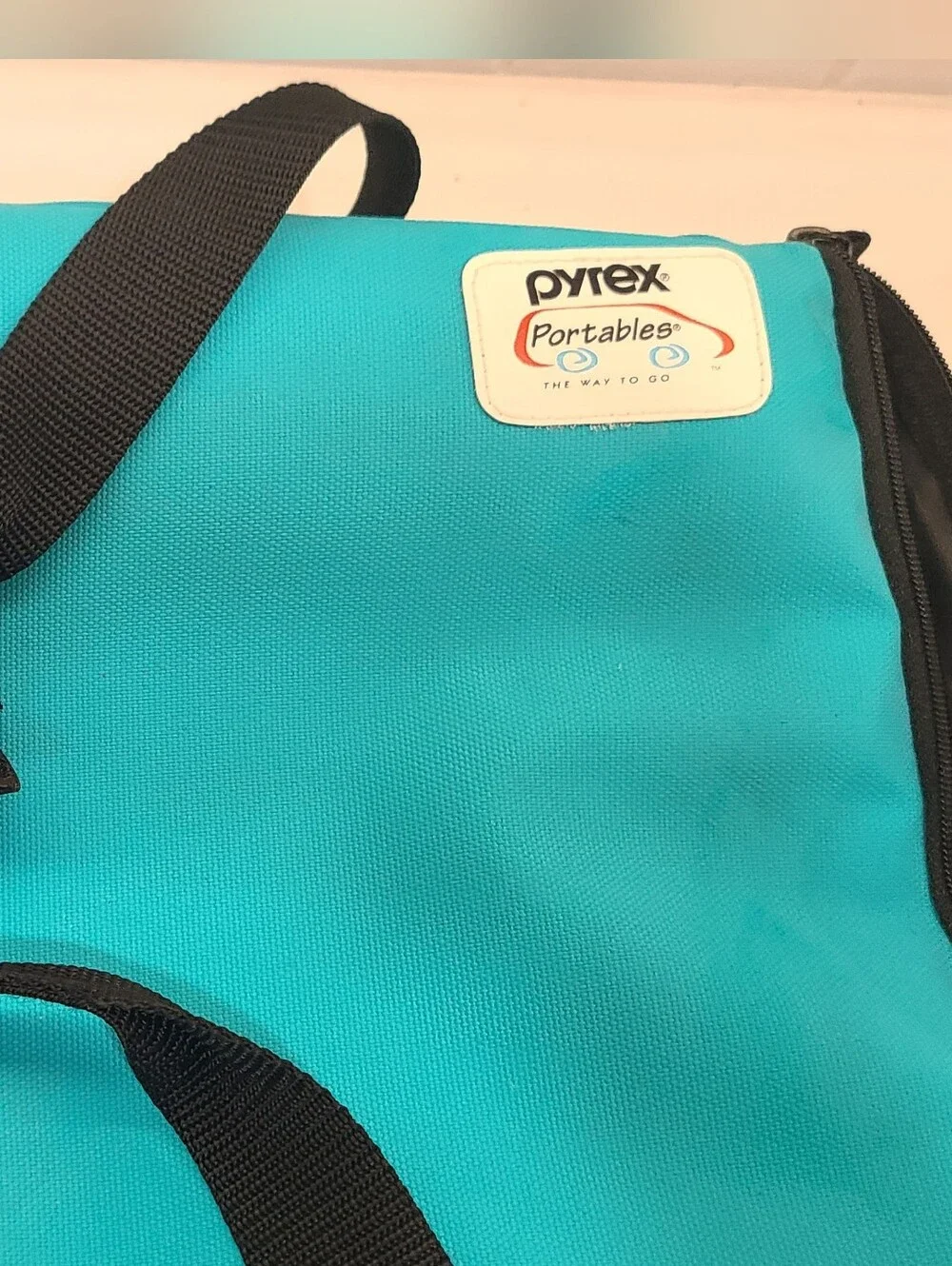 Pyrex Portables Turquoise Carrying Bag With Hot Pocket